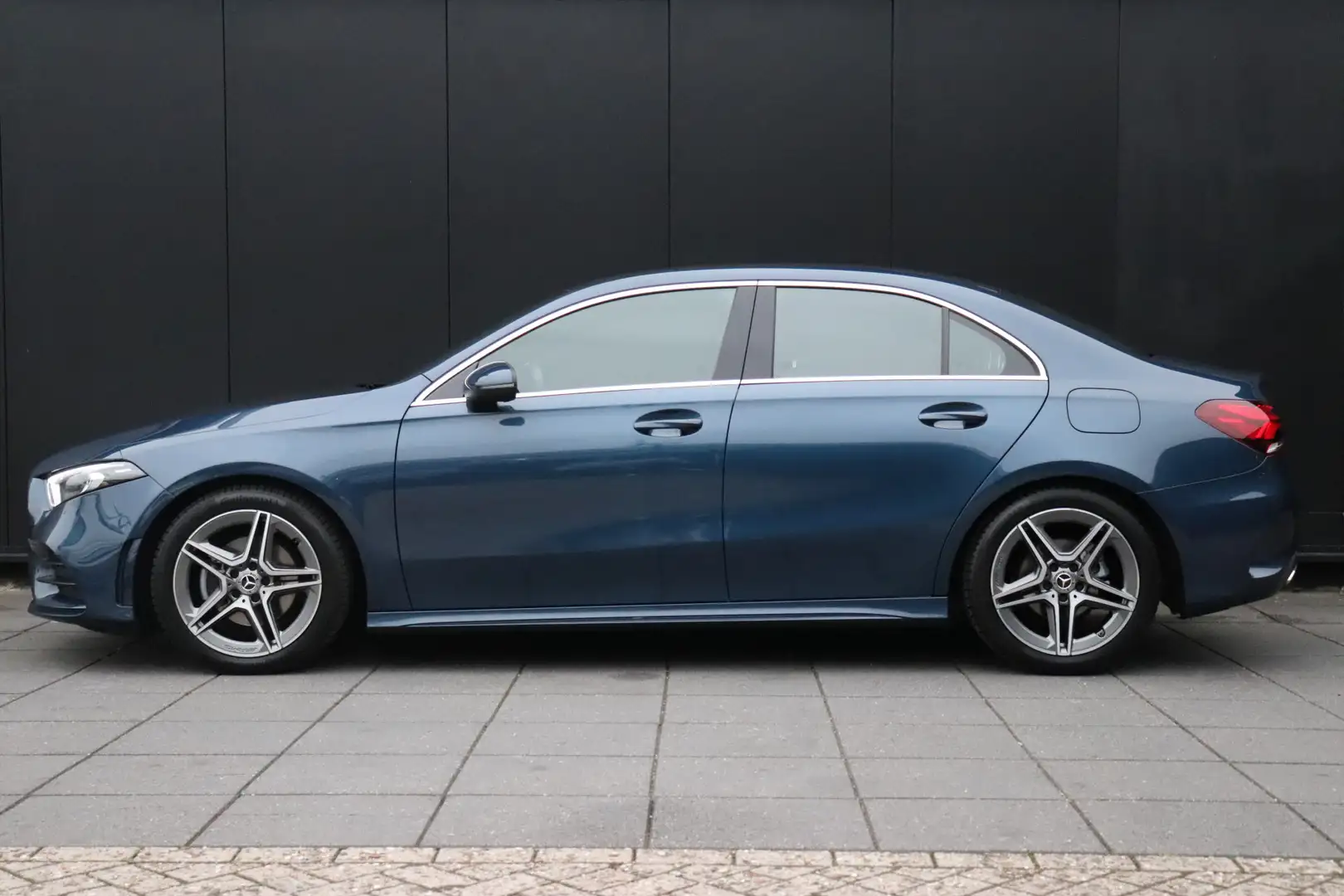 Mercedes-Benz A 180 Buss. Sol. AMG-LINE | AUT | CAMERA | WIFI | LEDER Blauw - 2