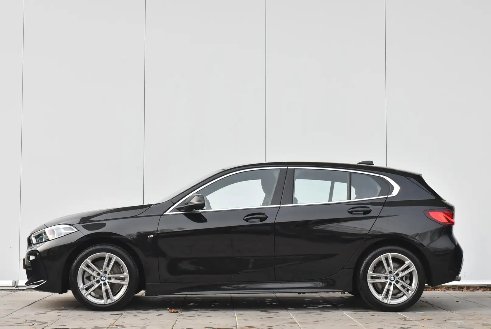 BMW 120 1 Serie 120i M-sport / Navigatie / Parkeersensoren Zwart - 2