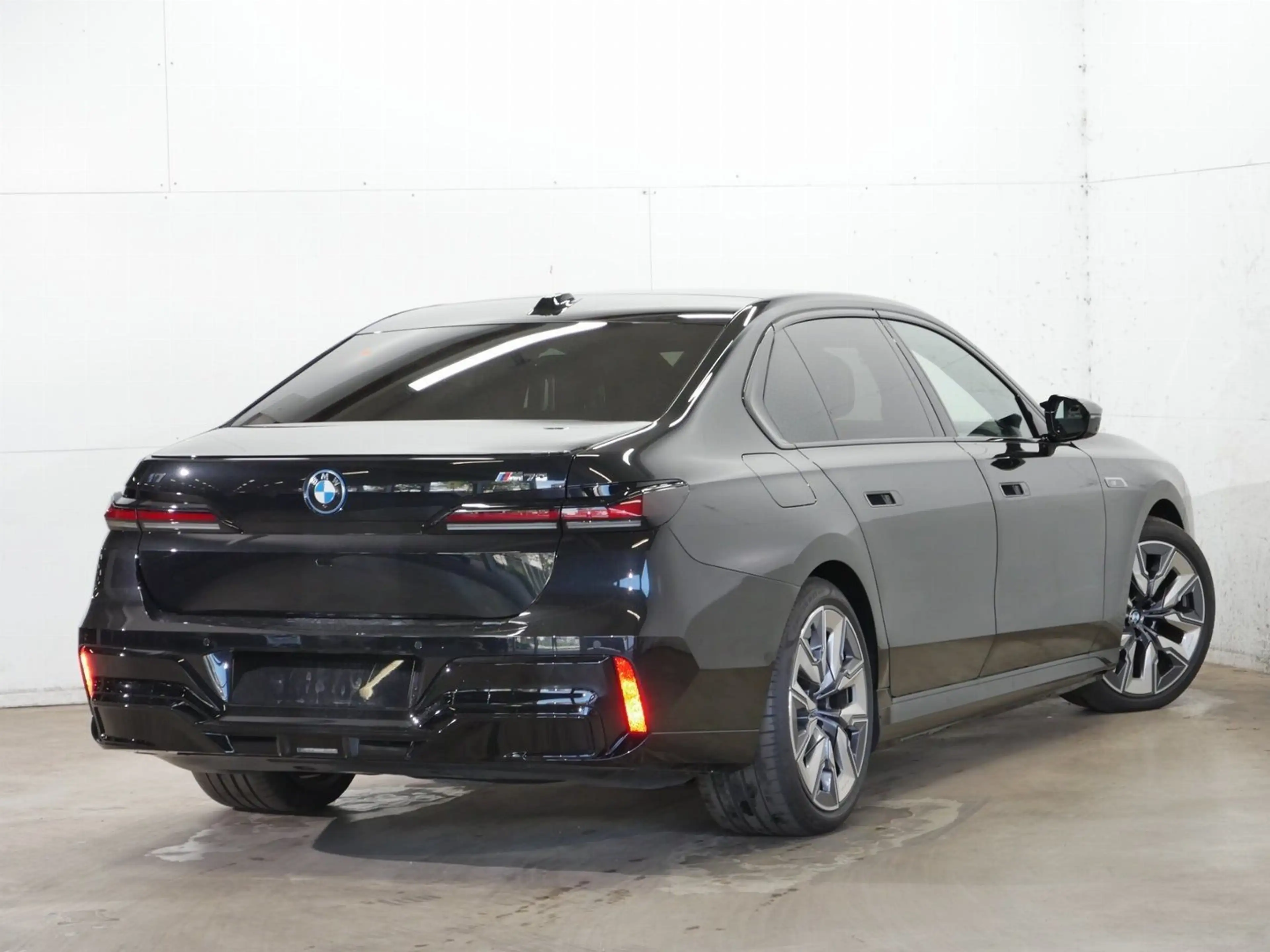 BMW i7 M70 xDrive Limo M Sport || Sky Lounge B&W — photo 2