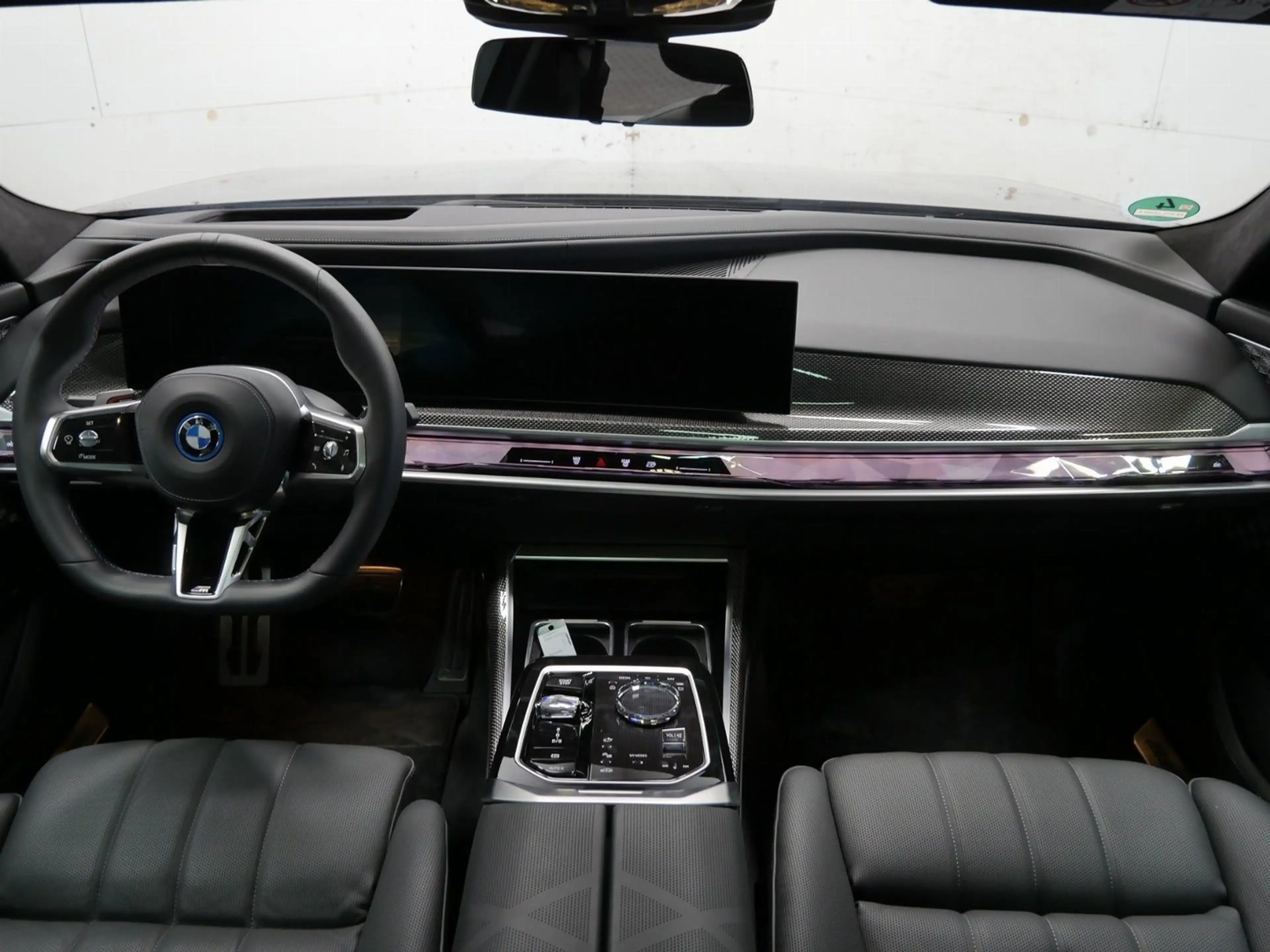 BMW i7 M70 xDrive Limo M Sport || Sky Lounge B&W — photo 4