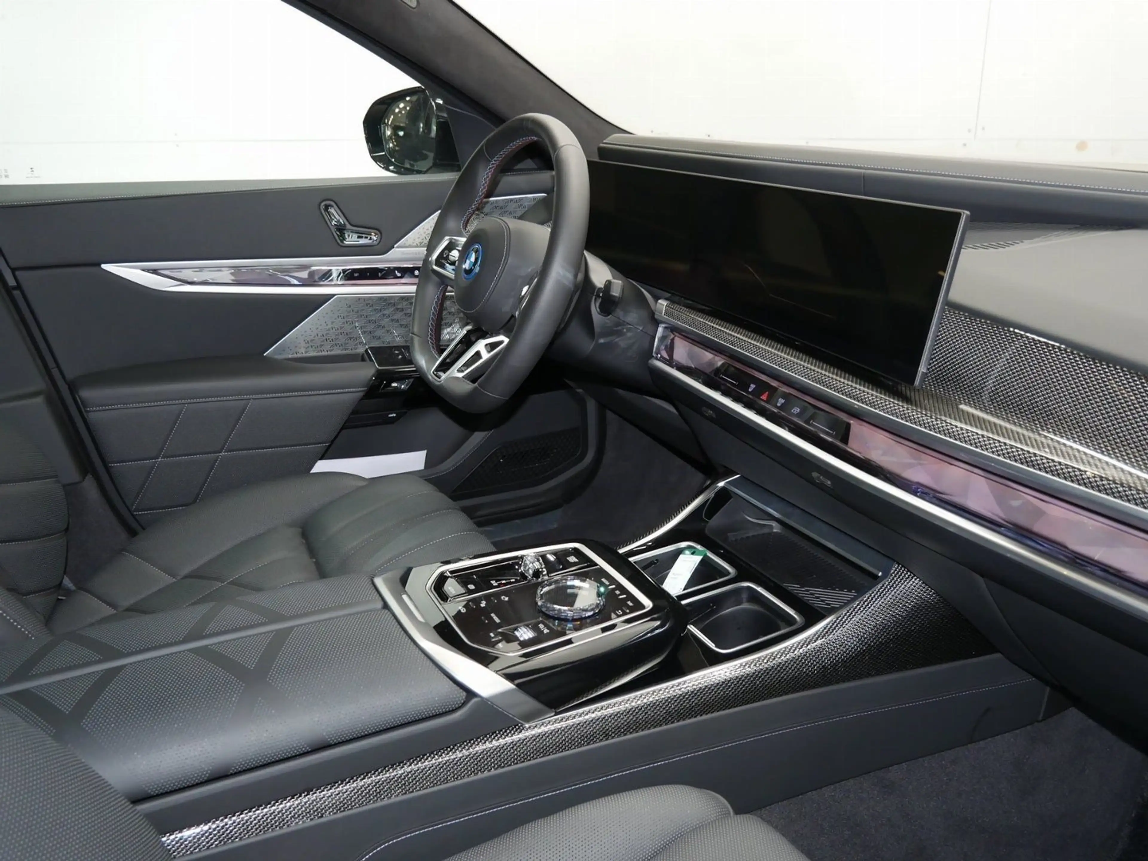 BMW i7 M70 xDrive Limo M Sport || Sky Lounge B&W — photo 5