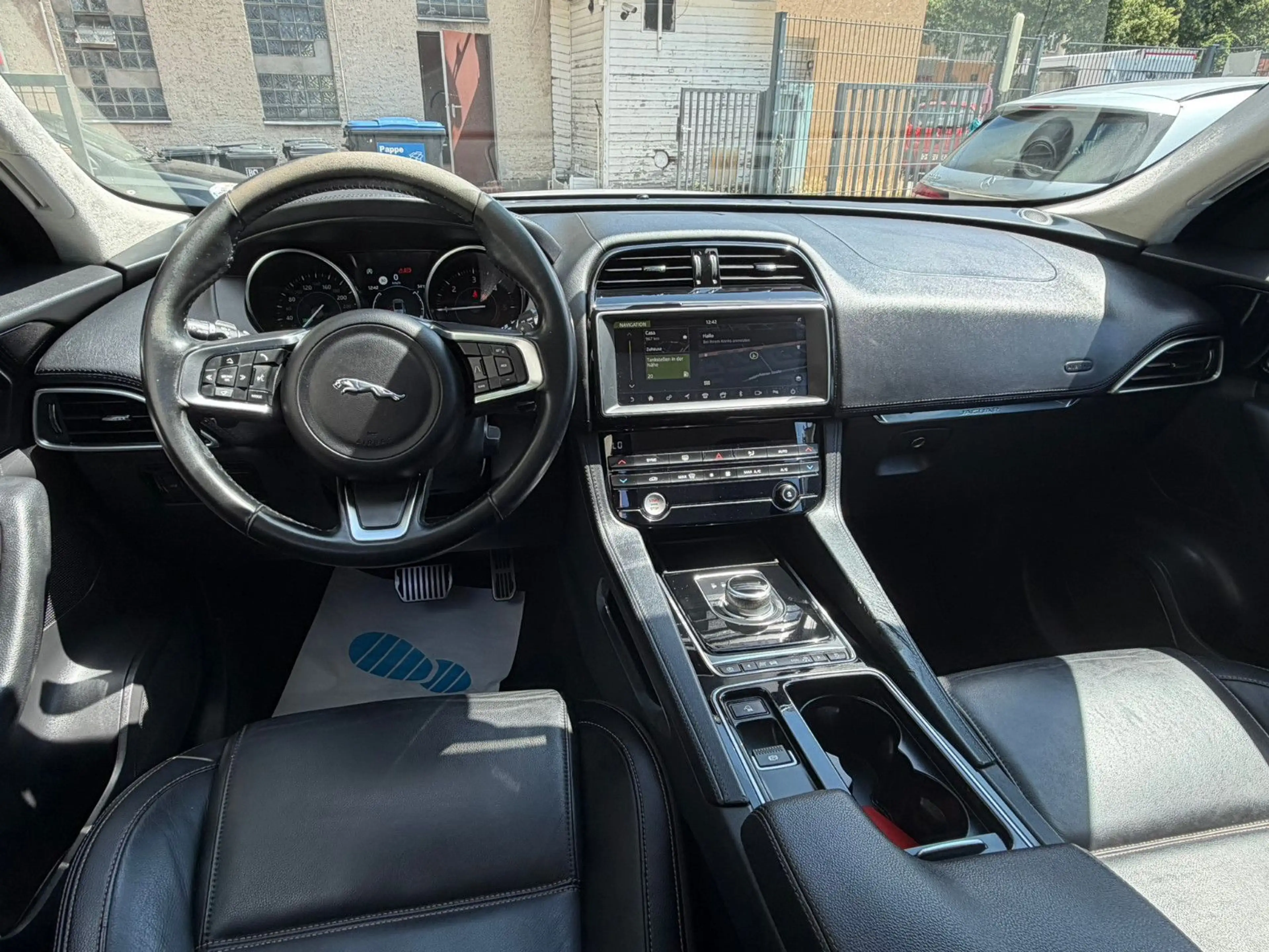 Jaguar F-Pace 20d AWD Automatik*R-Cam*Leder*Navi — photo 11