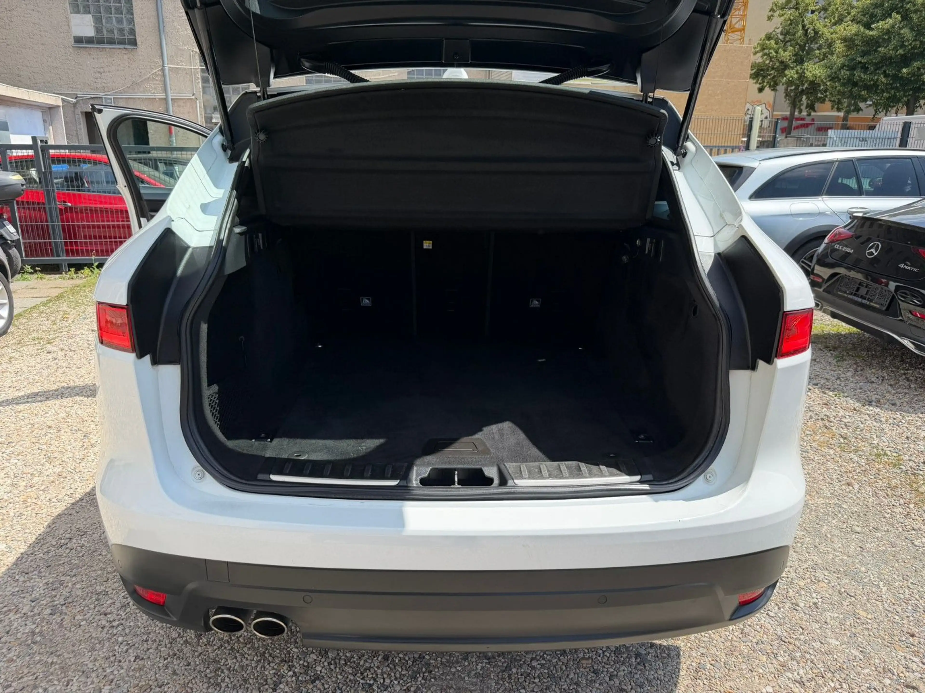 Jaguar F-Pace 20d AWD Automatik*R-Cam*Leder*Navi — photo 9