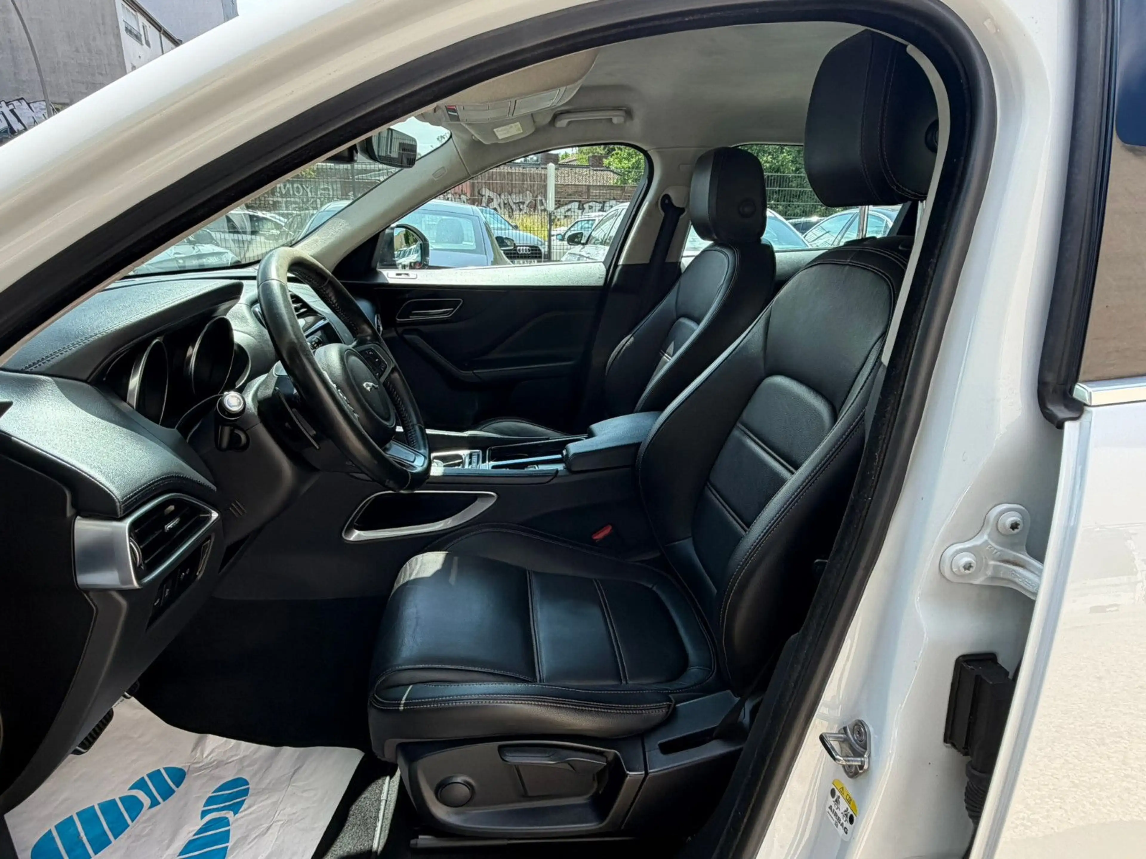 Jaguar F-Pace 20d AWD Automatik*R-Cam*Leder*Navi — photo 14