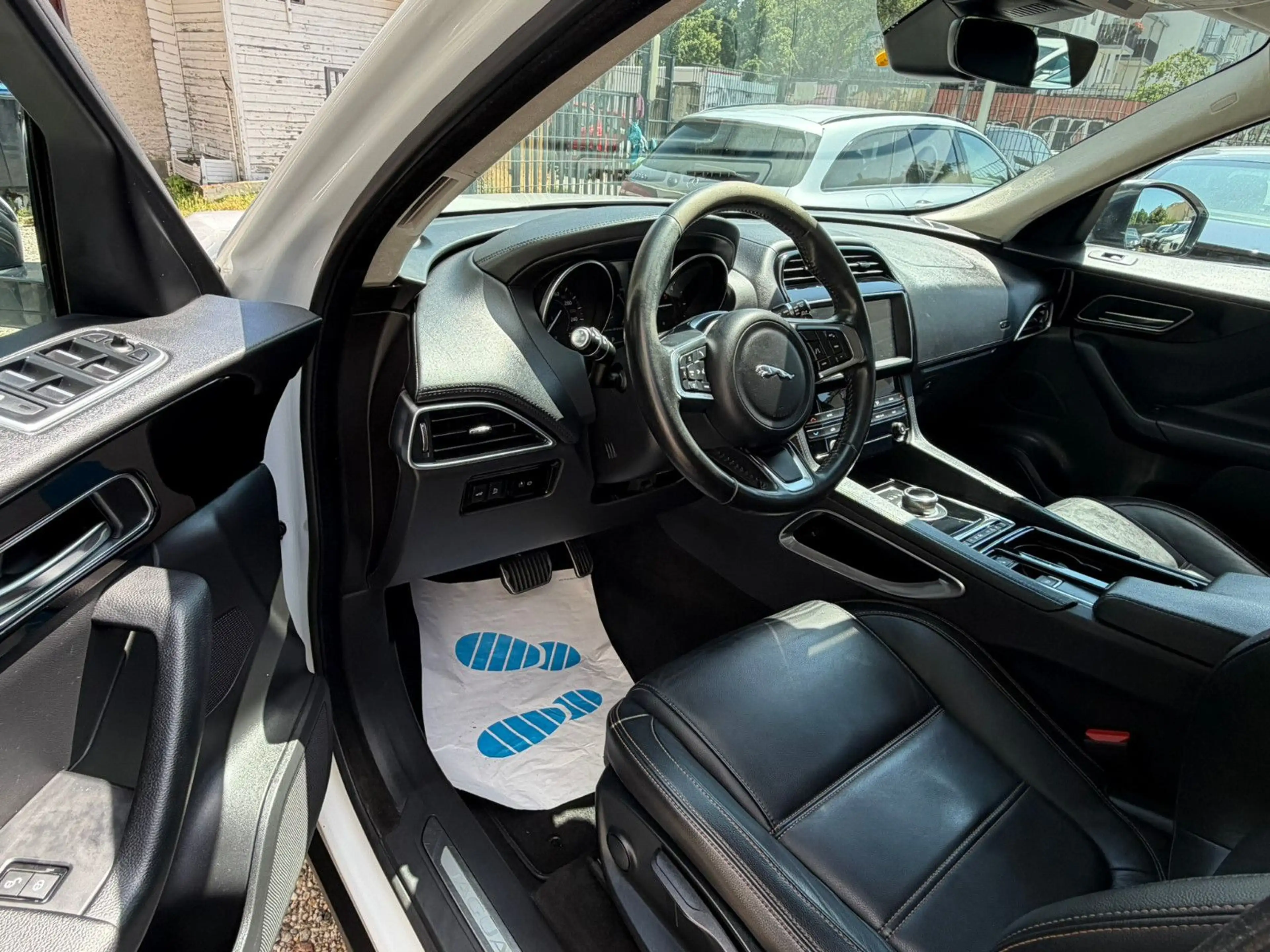 Jaguar F-Pace 20d AWD Automatik*R-Cam*Leder*Navi — photo 15