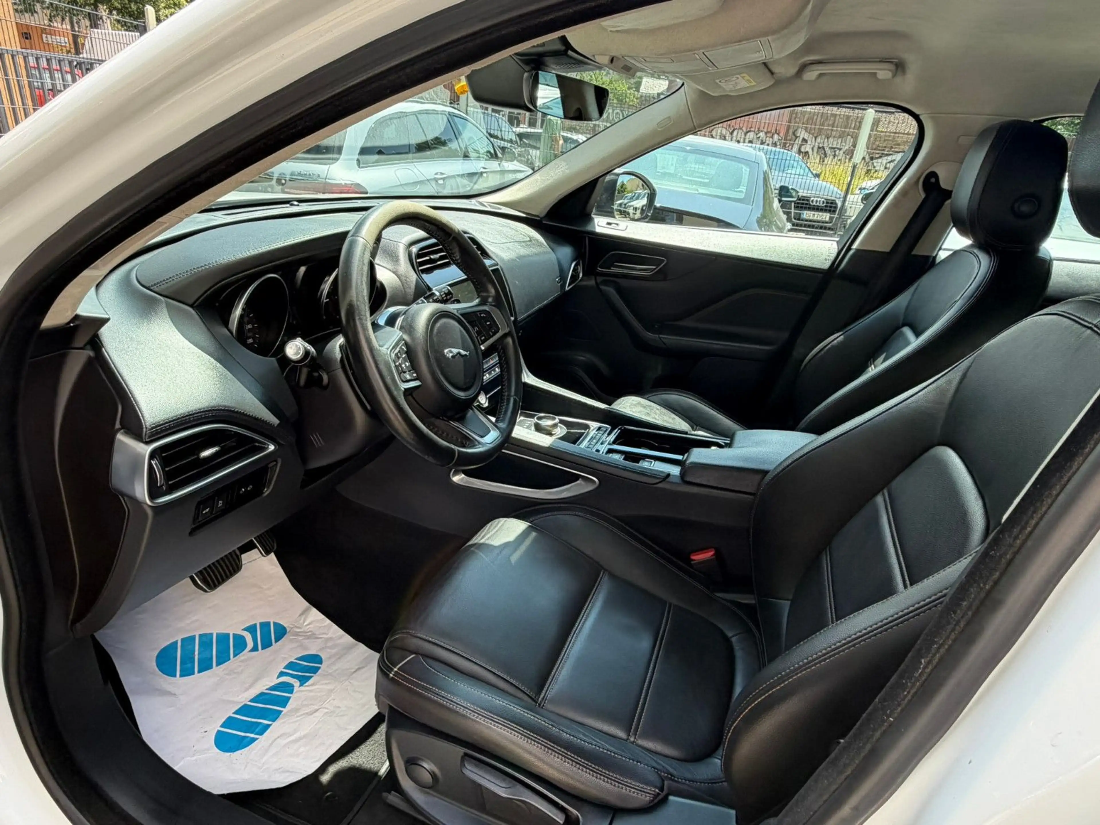 Jaguar F-Pace 20d AWD Automatik*R-Cam*Leder*Navi — photo 13
