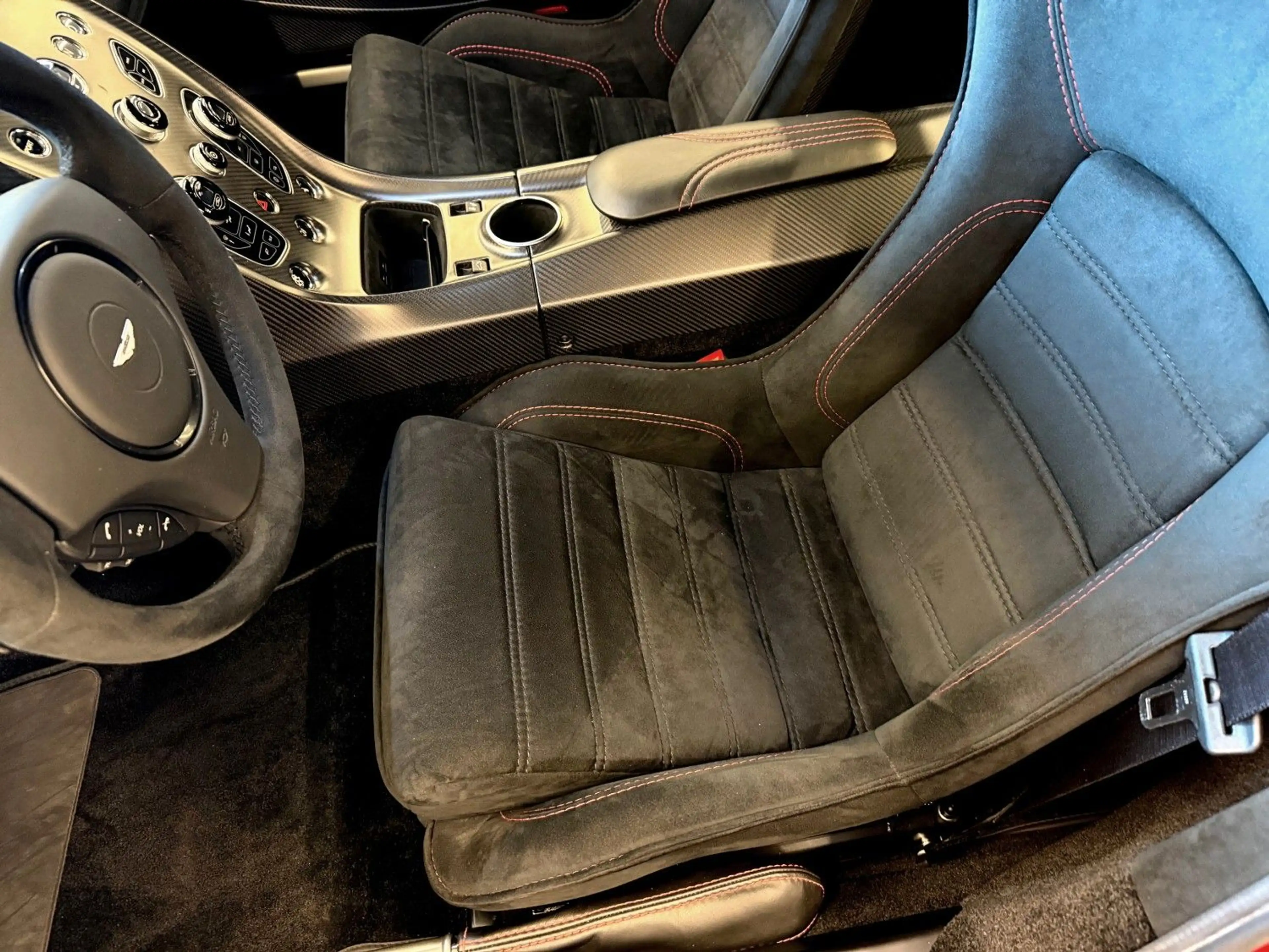 Aston Martin Vantage GT12 — photo 15