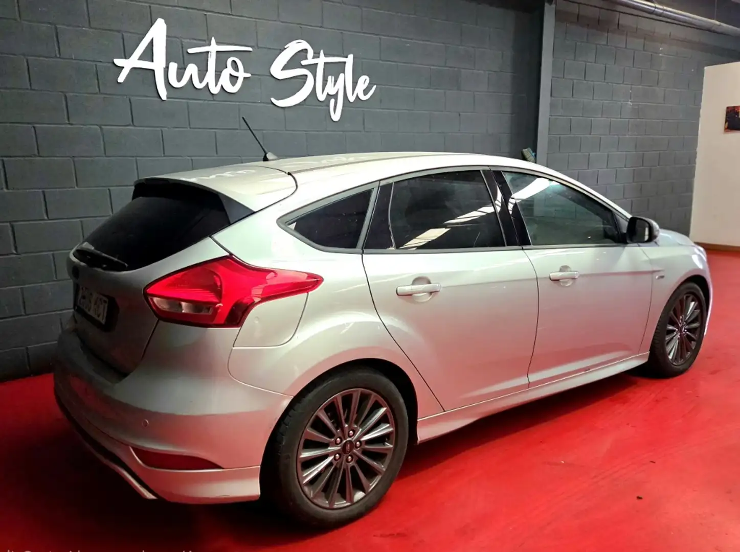 Ford Focus 1.5TDCi ST-Line 120 Gris - 2
