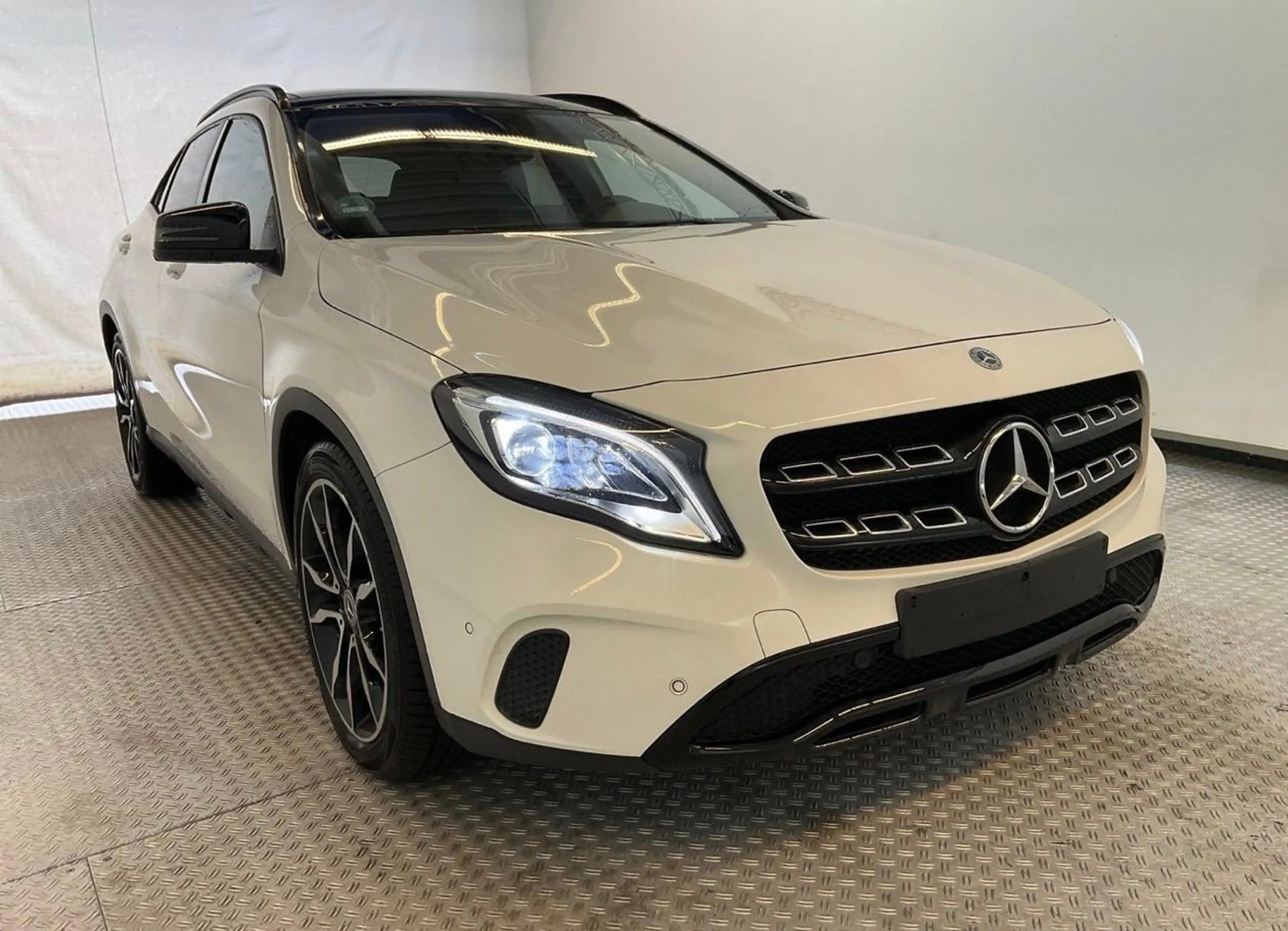 Mercedes-Benz GLA 200 Mercedes-Benz GLA 200 7G-DCT "Urban