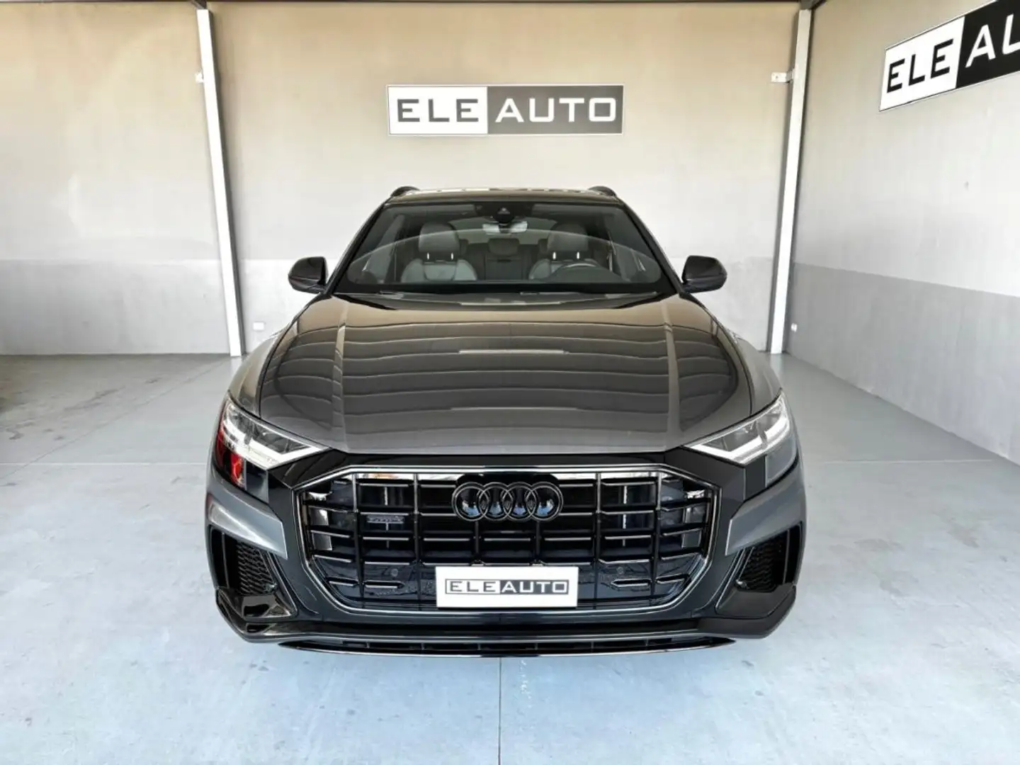 Audi Q8 55 TFSI 340cv quattro tiptr. S line Iva Esp Grigio - 2