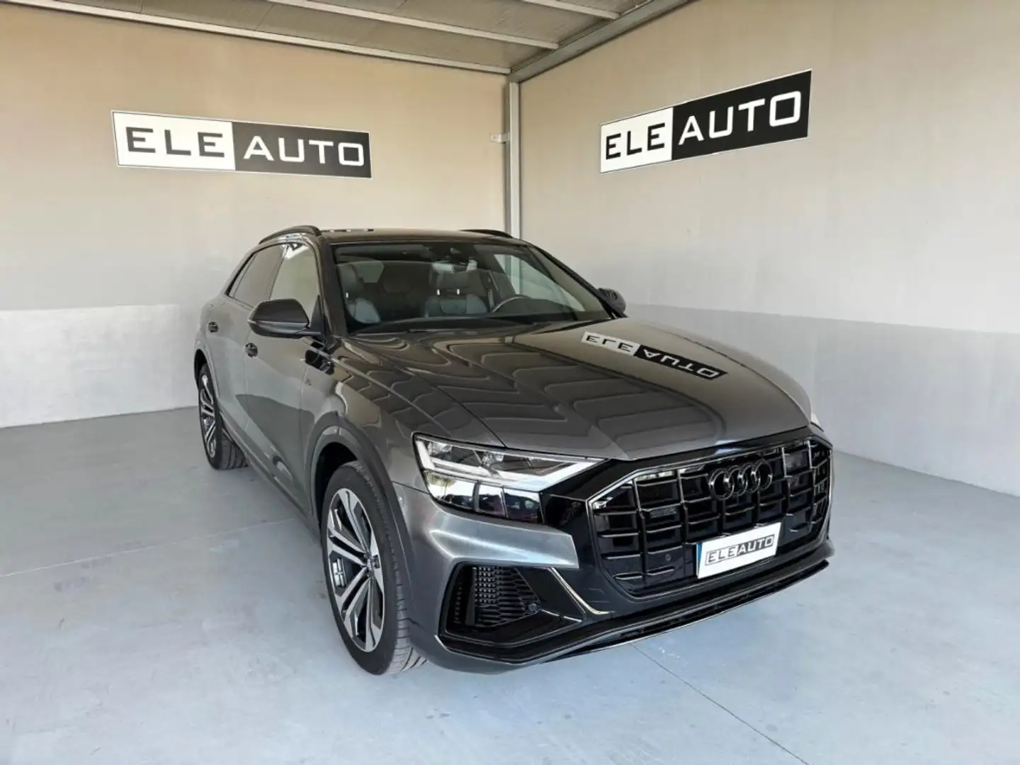 Audi Q8 55 TFSI 340cv quattro tiptr. S line Iva Esp Grigio - 1