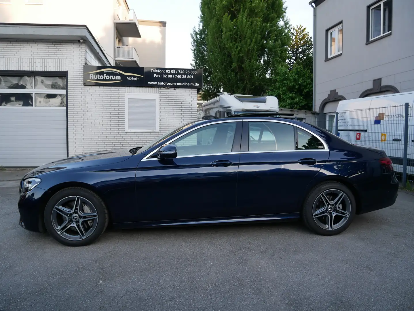Mercedes-Benz E 220 E 220 d 9G AMG Widescre Pano Spur LED Kam el.Sitze Blau - 2
