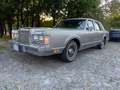 Lincoln Town Car Silver - thumbnail 2