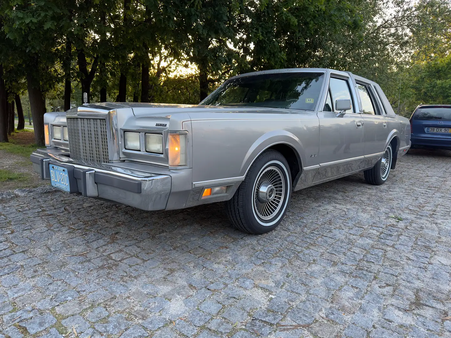 Lincoln Town Car Srebrny - 2