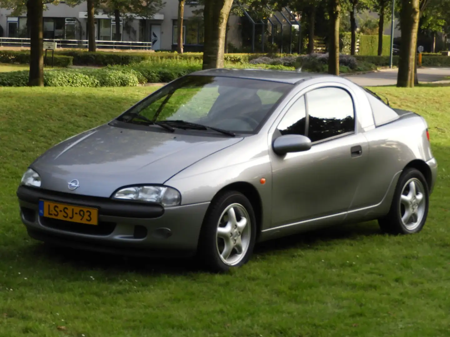 Oldtimer Opel Opel Tigra 1.6i-16V UNIEK MOOISTE VAN NEDERLAND: Grijs - 2