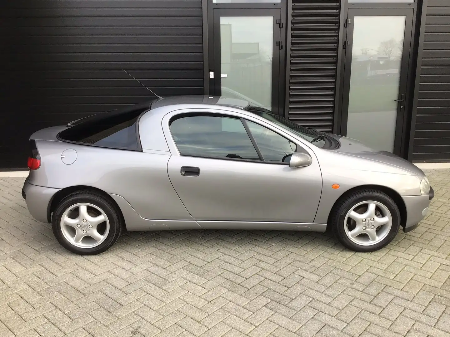 Oldtimer Opel Opel Tigra 1.6i-16V UNIEK MOOISTE VAN NEDERLAND: Grau - 2