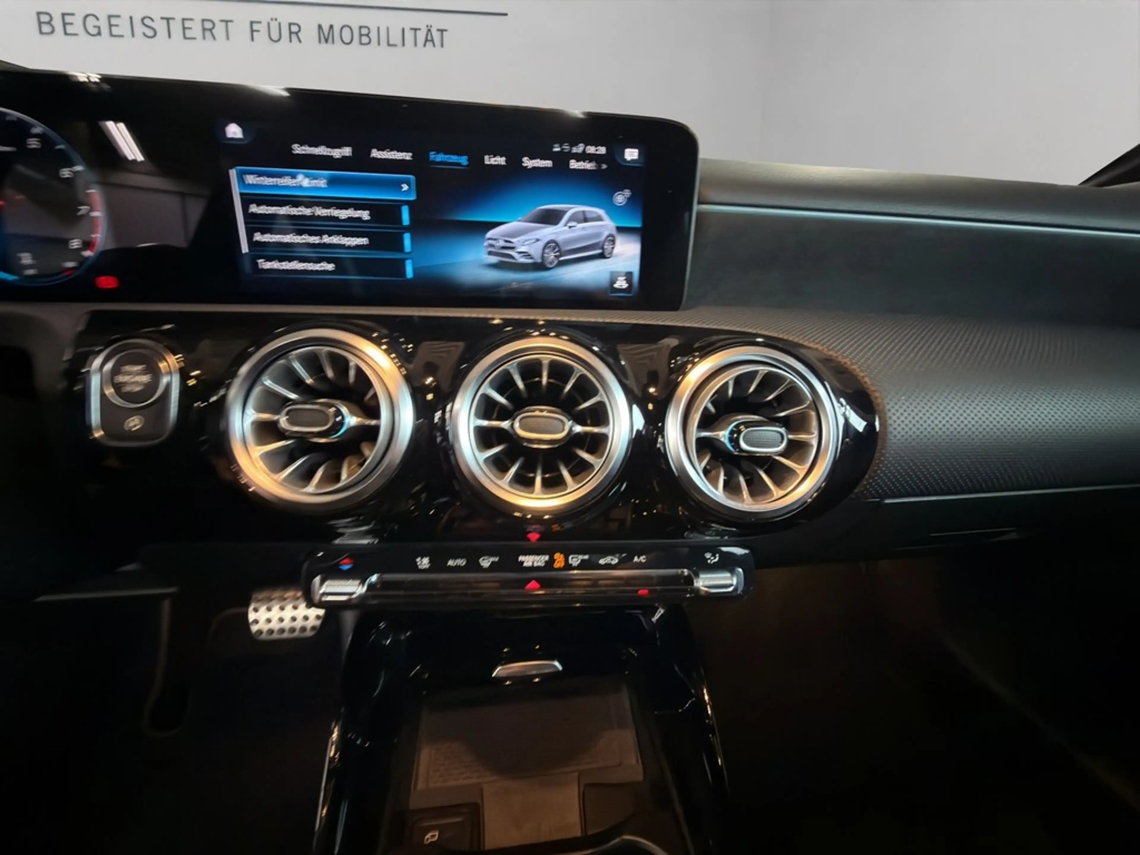 Mercedes-Benz A 35 AMG A35 AMG 4Matic Panoramadach — photo 15