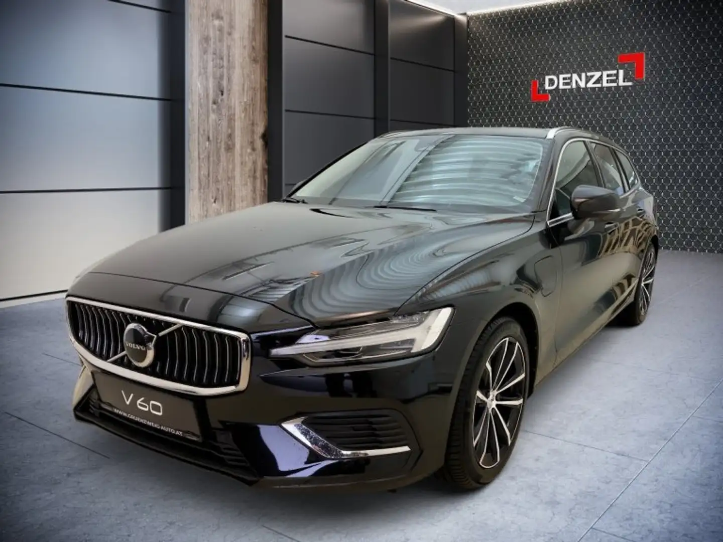 Volvo V60 Recharge Core, T6 AWD Plug-in Hybrid, Elektrisch/Benzin, Bri Schwarz - 2