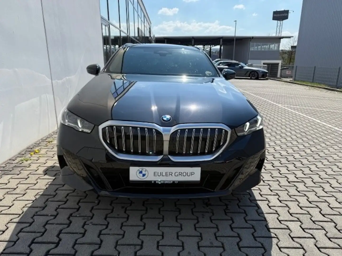 BMW 520 d Tour M Sport AHK StandHzg H/K PAProf Travel+Comf Schwarz - 2