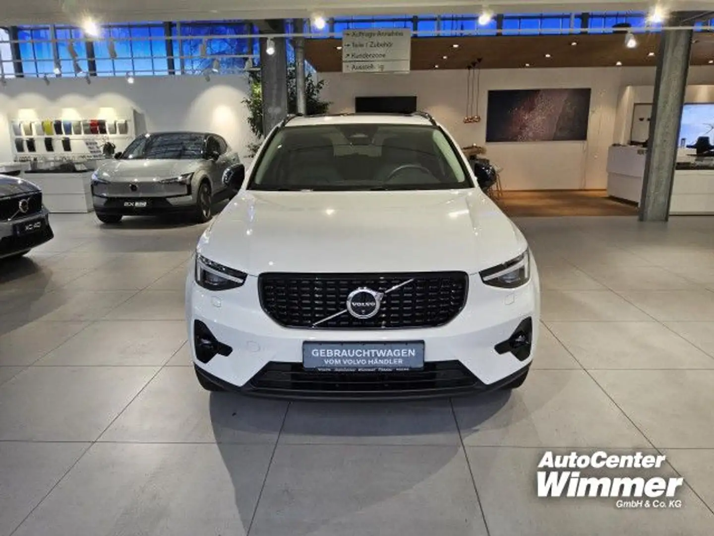 Volvo XC40 B4 B DKG Plus Dark Panorama / 360 Grad / Busi Weiß - 2