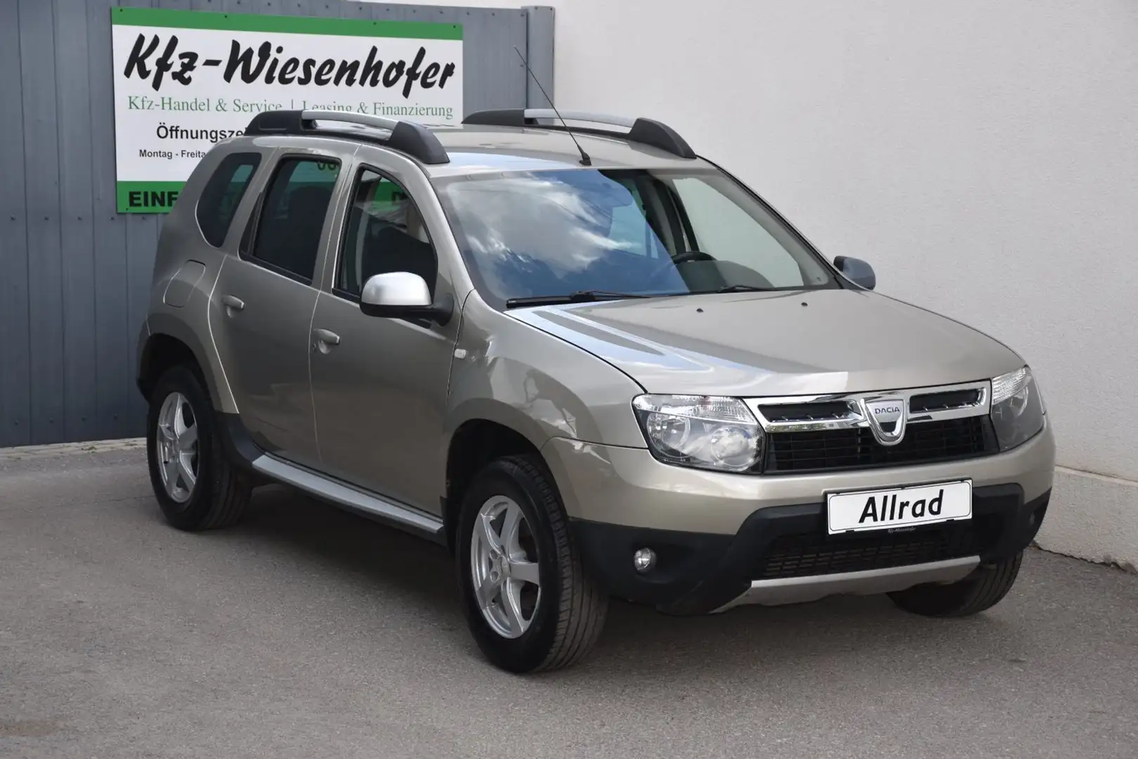 Dacia Duster 1.5 dCi 4x4 AHK / Pickerl + Service + Reifen NEU / Grau - 1