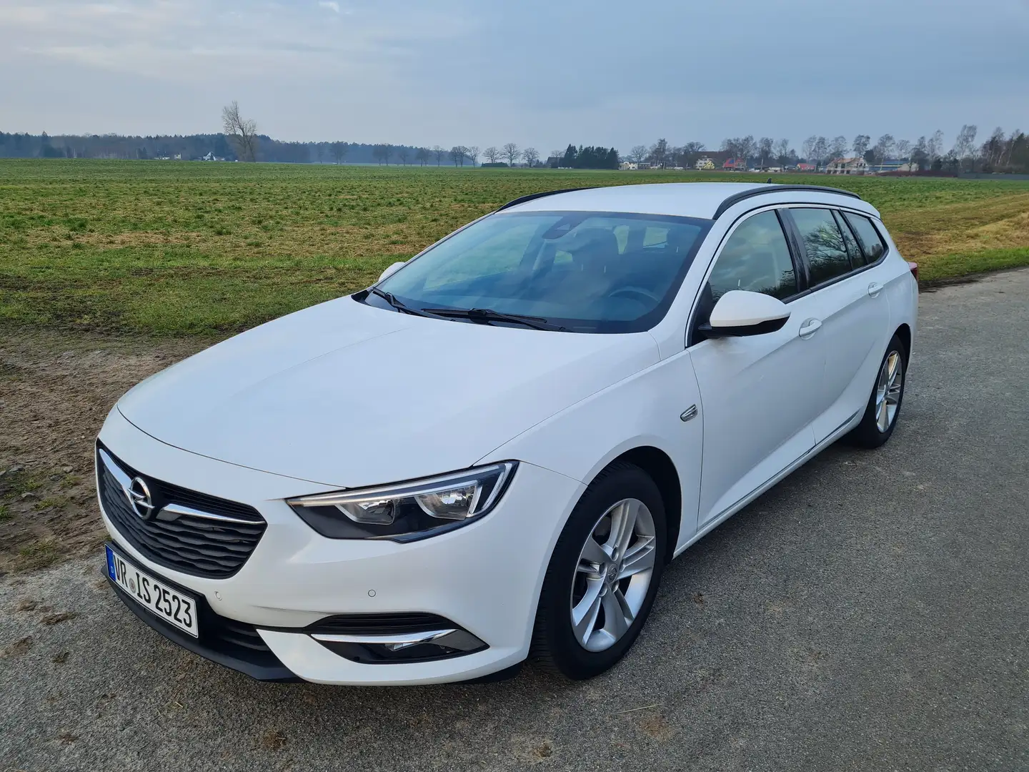 Opel Insignia Insignia Sports Tourer 1.6 Diesel Weiß - 1
