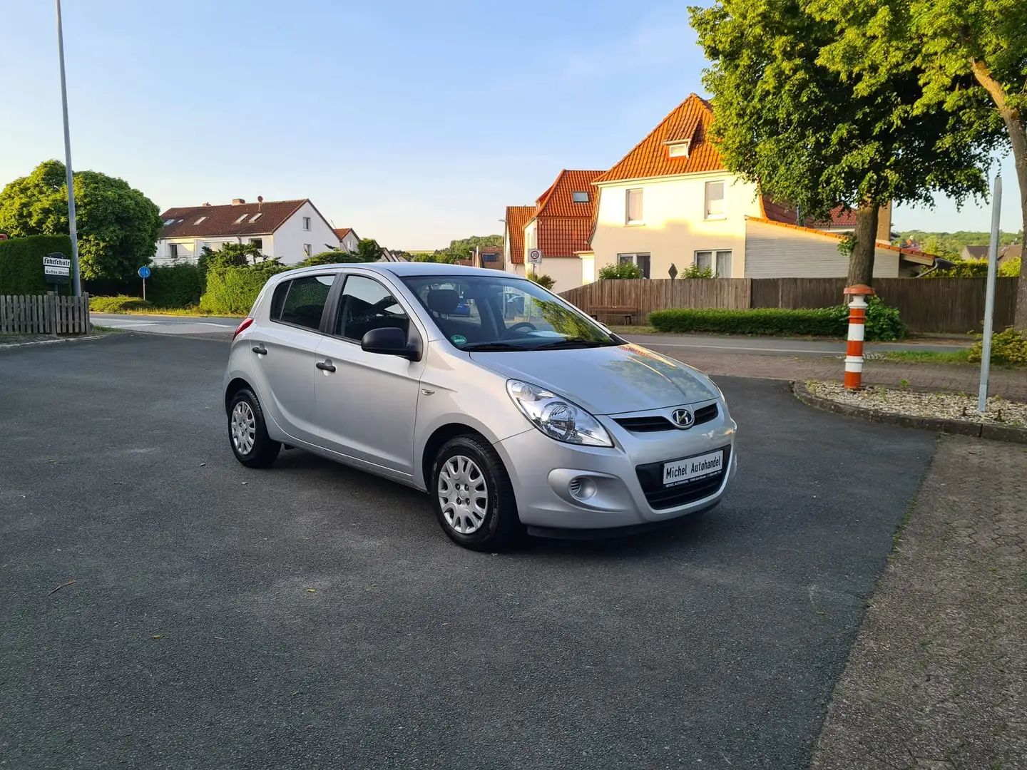 Hyundai i20 Classic. 109 000- 1.-Hand. TÜV NEU! Stříbrná - 1