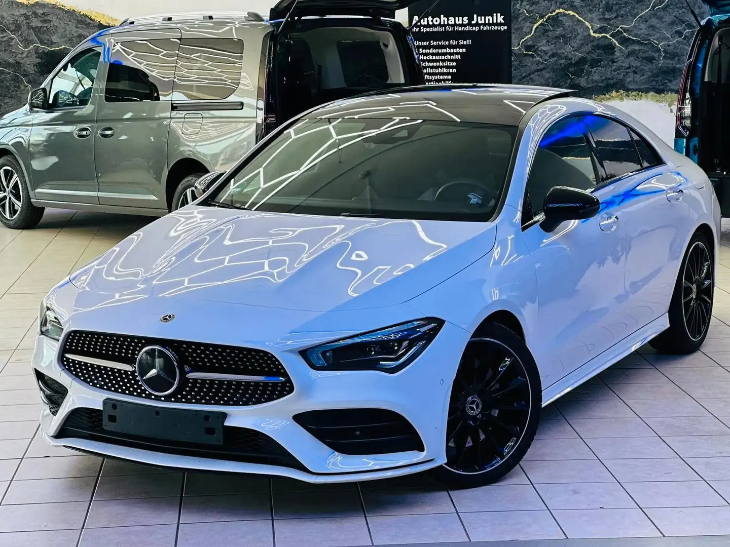 Mercedes-Benz CLA 200 -MBUX-AMG-Panorama-Leder-2-Farbig Weiß - 2