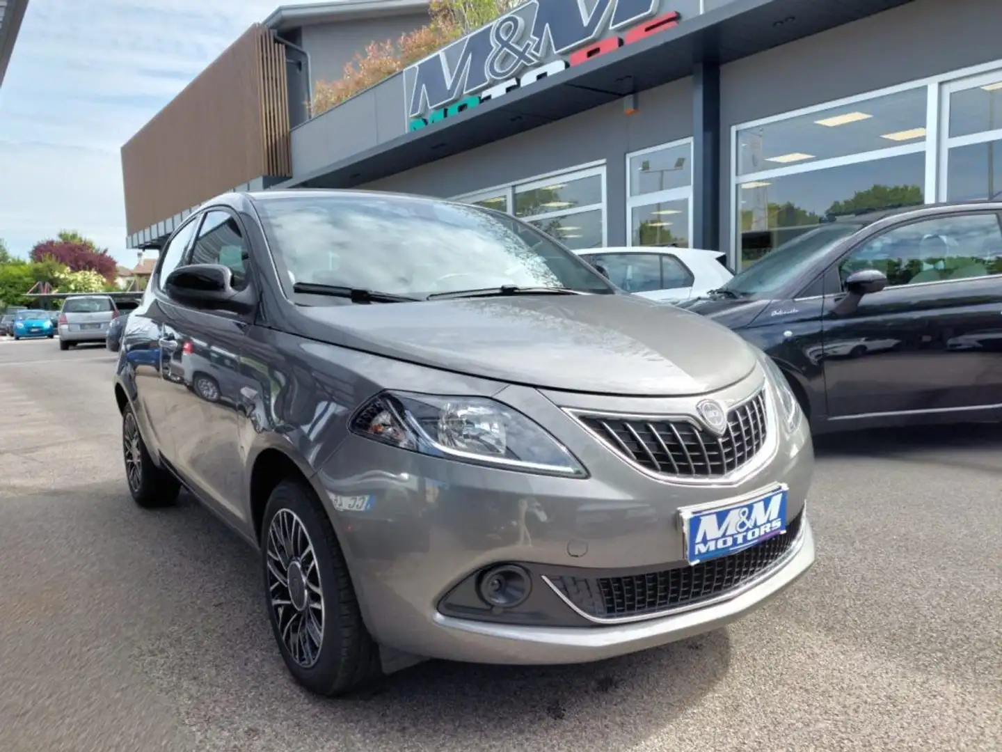 Lancia Ypsilon 1.0 FireFly 5P S&S Hybrid GOLD Grau - 1