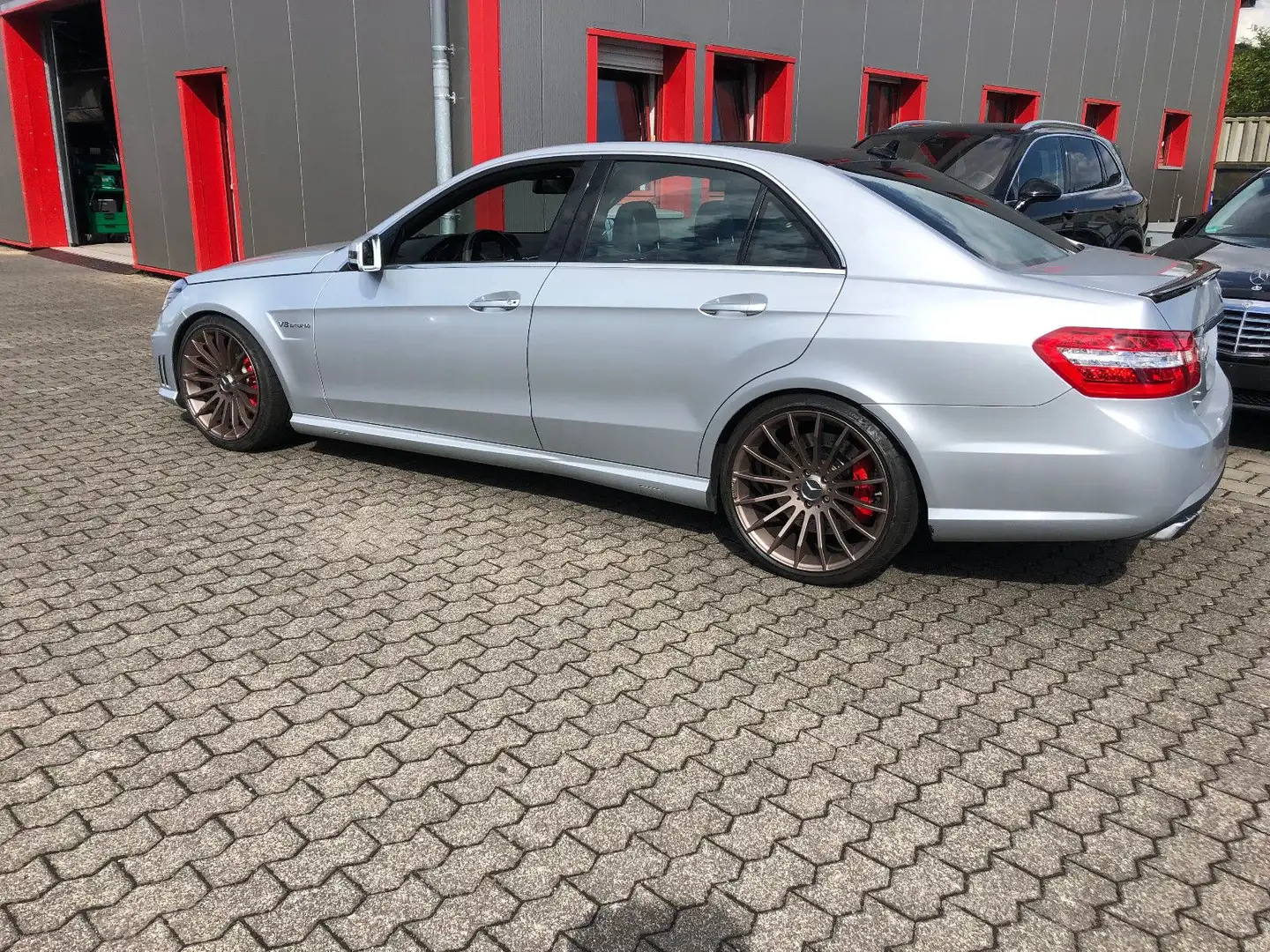 Mercedes-Benz E 63 AMG Perf- Package 557 PS Zilver - 2