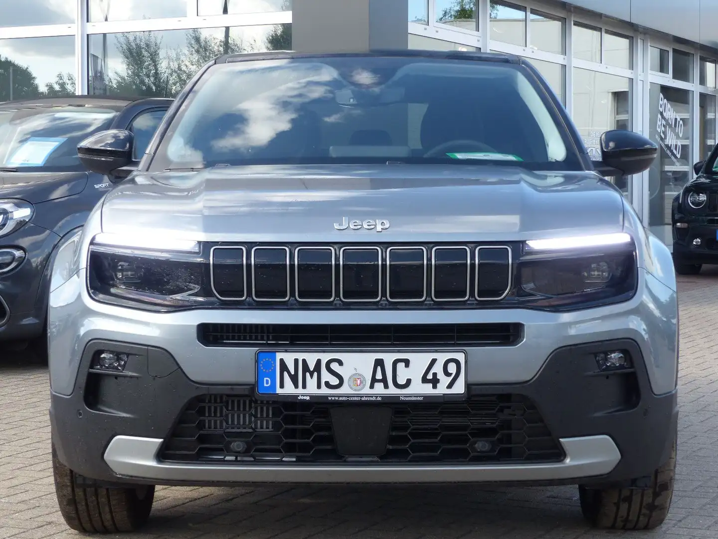 Jeep Avenger 1.2 DCT6 e-Hybrid Altitude MHEV Grau - 2