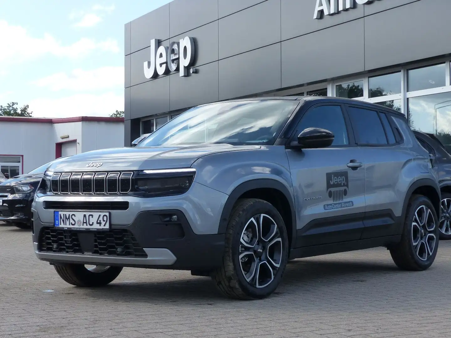 Jeep Avenger 1.2 DCT6 e-Hybrid Altitude MHEV Grau - 1