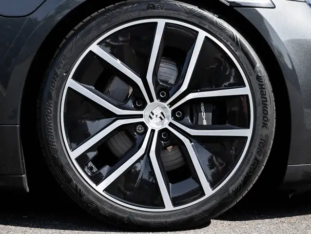 Porsche Taycan view 10
