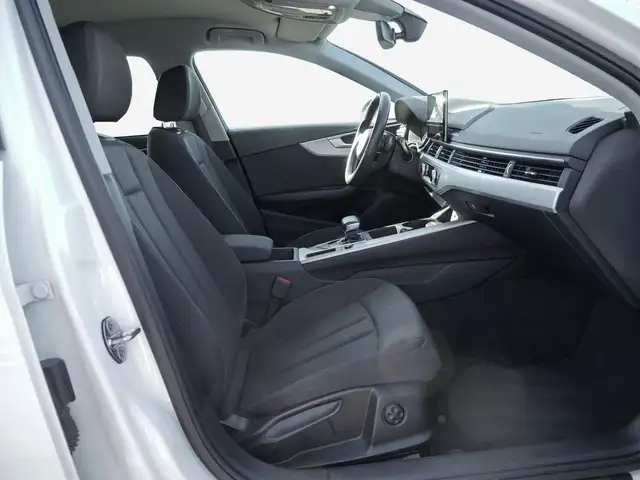 Audi A4 view 4