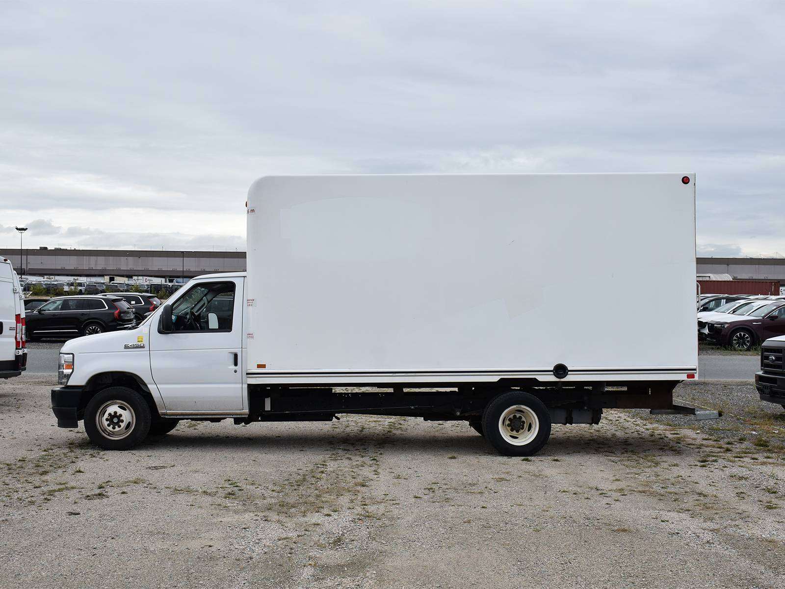 2025 Ford E-Series Cube Van — photo 2