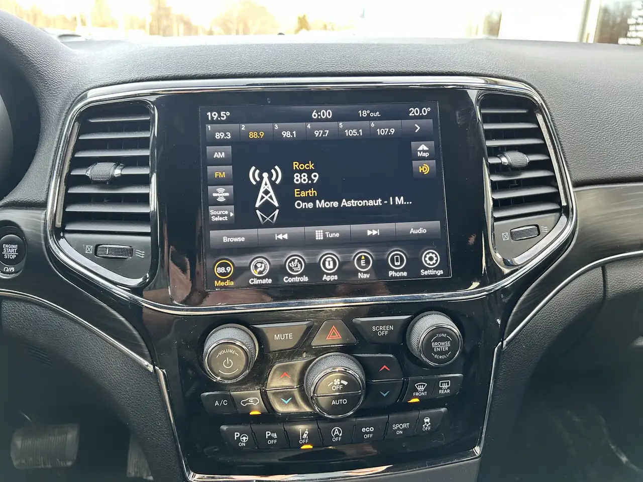 Jeep Grand Cherokee снимка Jeep Grand Cherokee