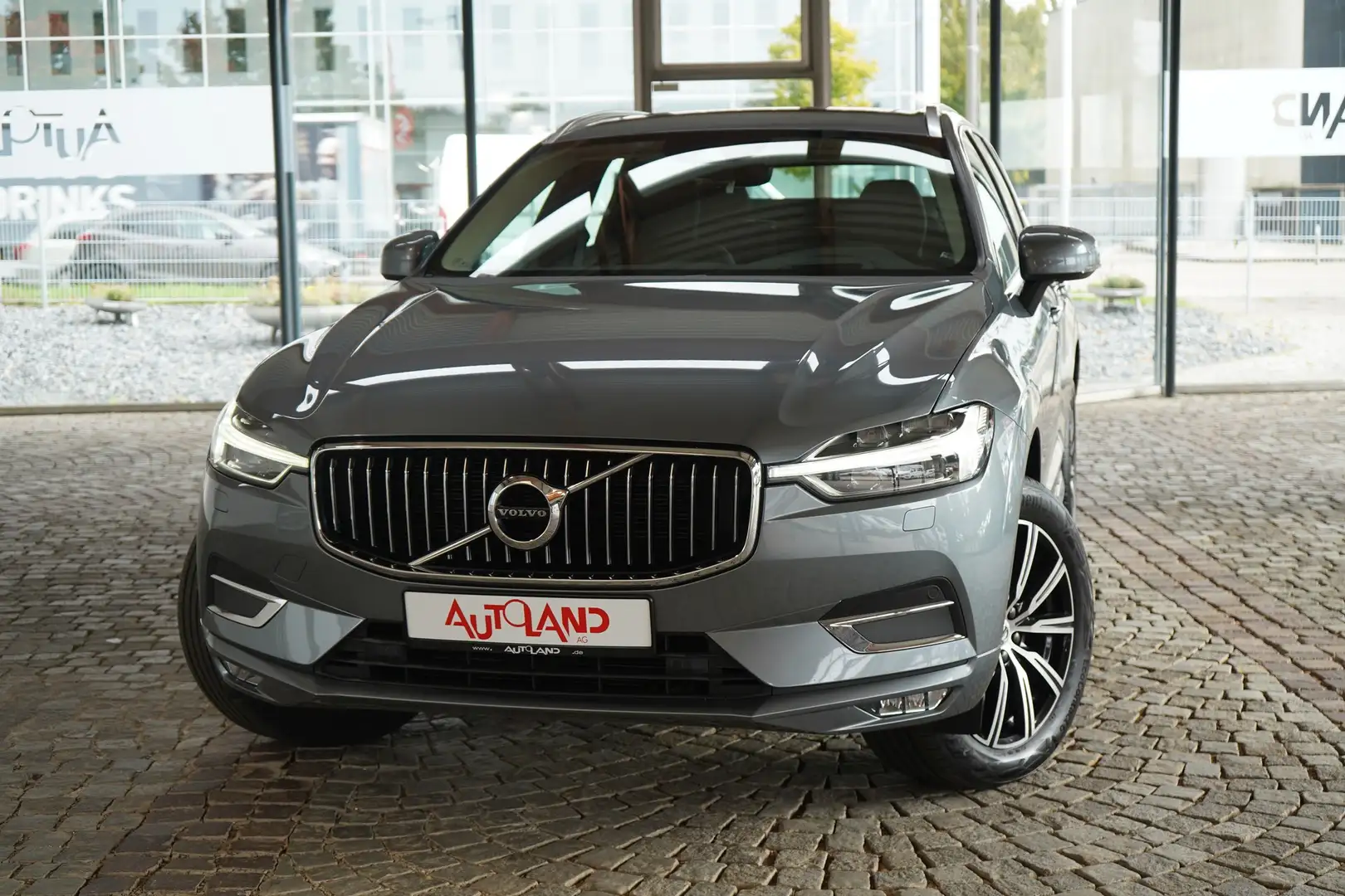 Volvo XC60 B4 D Inscription AWD Panorama Standheizung Grau - 2