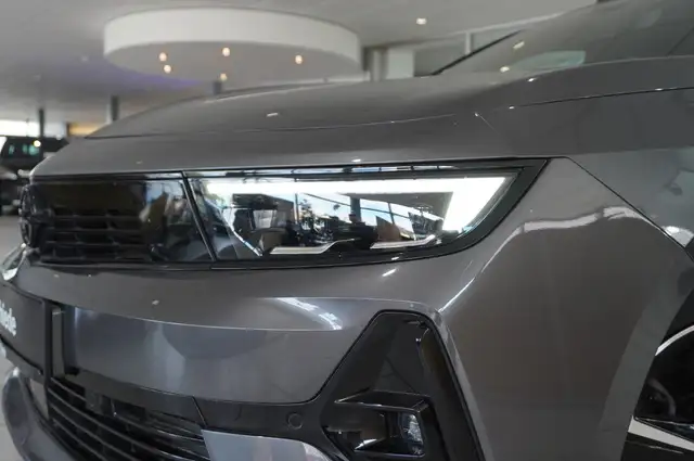 Opel Astra view 4