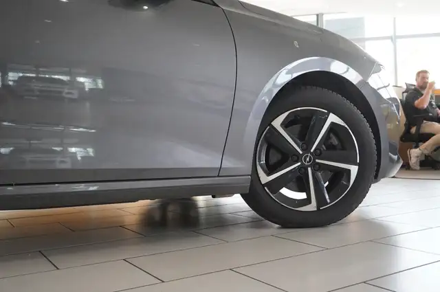 Opel Astra view 7