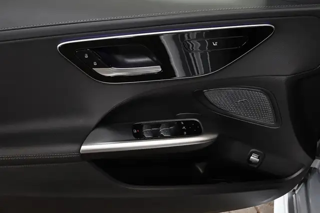 Mercedes-Benz C-Class view 13