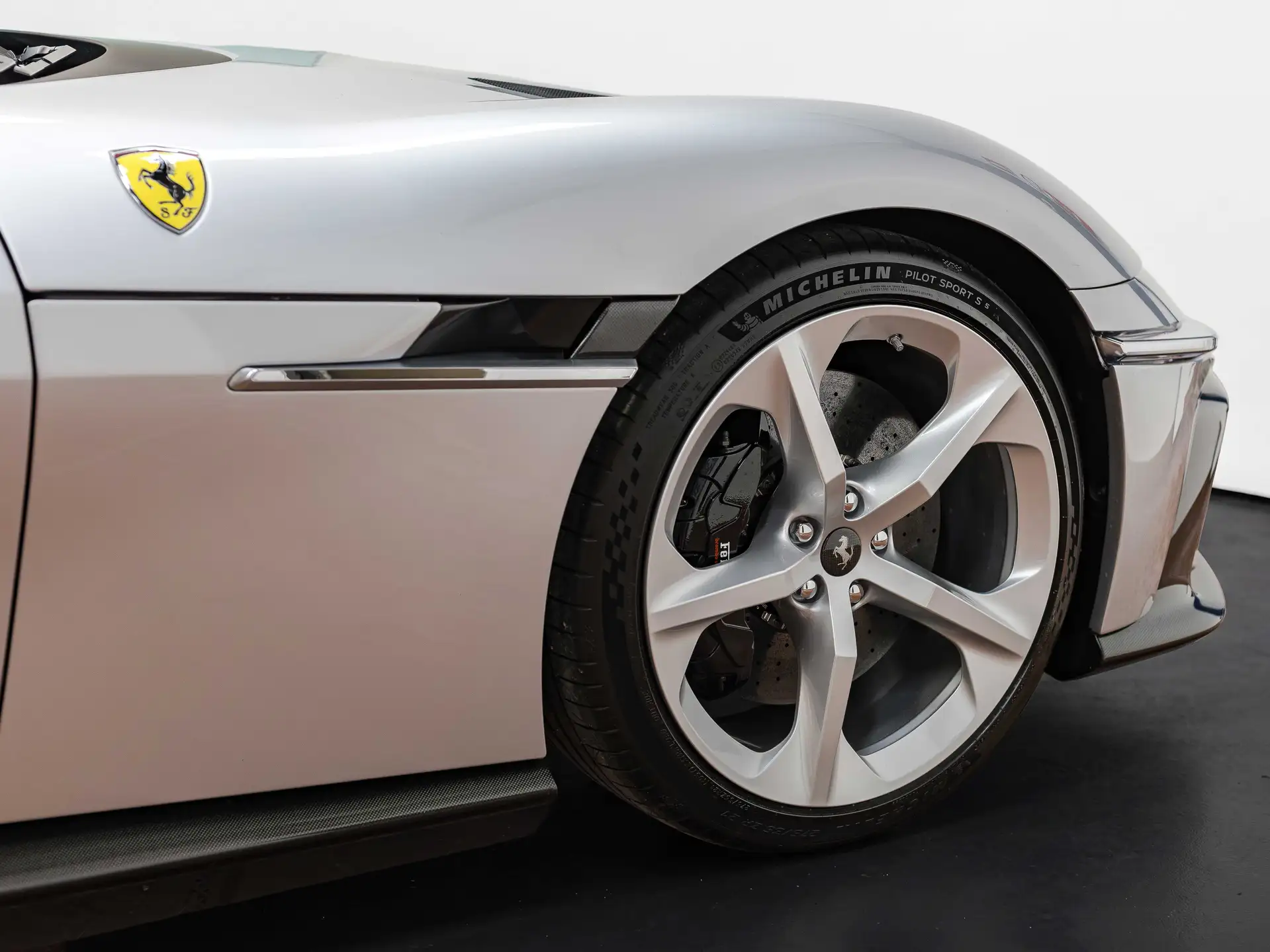 페라리 12 칠린드리 Coupe 2025 로즈골드 사진 7