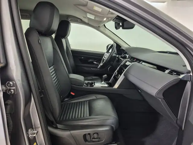 Land Rover Discovery Sport view 3