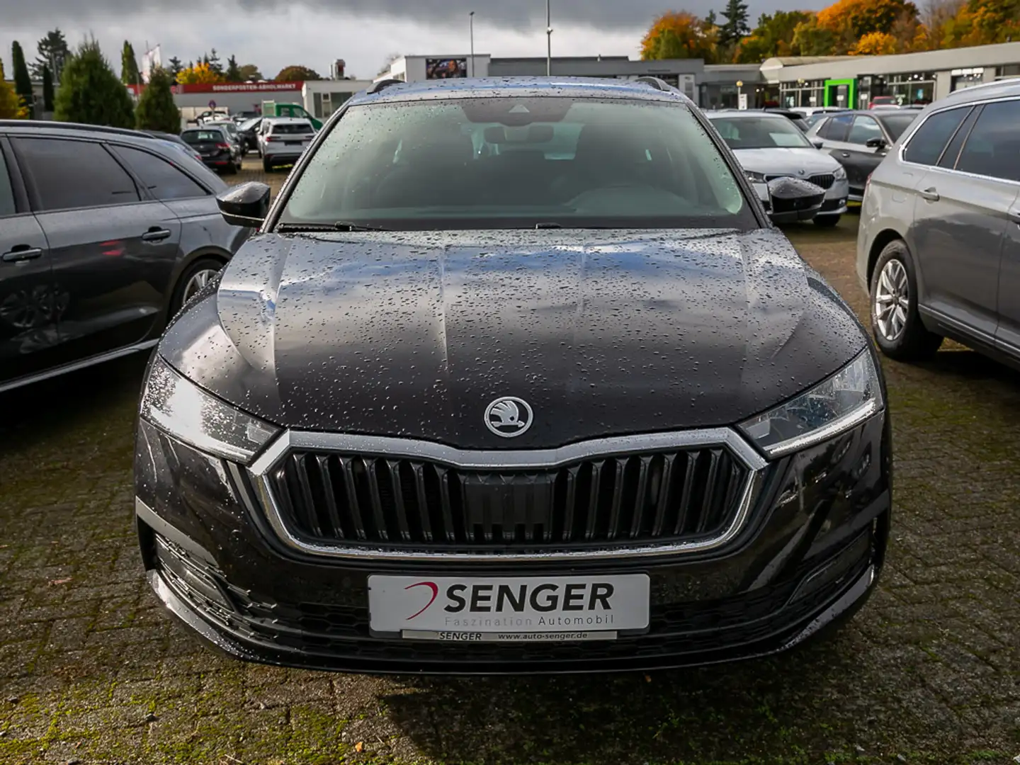 Skoda Octavia Combi 2.0 TDI Ambition DSG Nav AHK PDC Zwart - 2