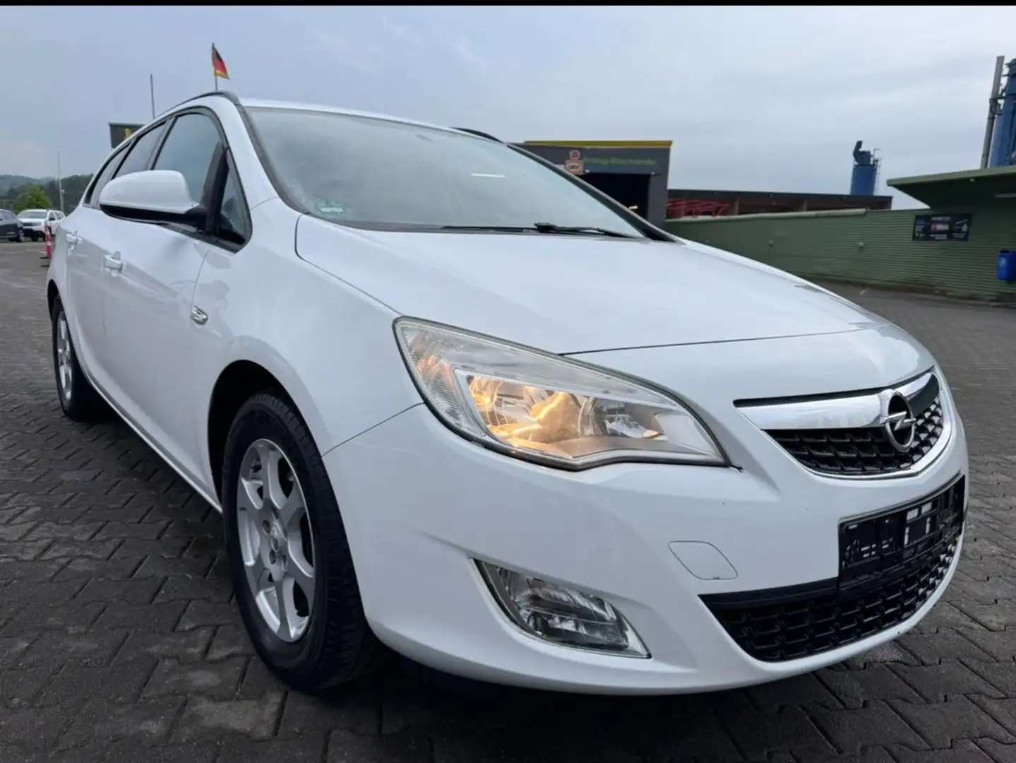 Opel Astra CDTi Design Edition Navi Ahk Klima Pdc Blanco - 1