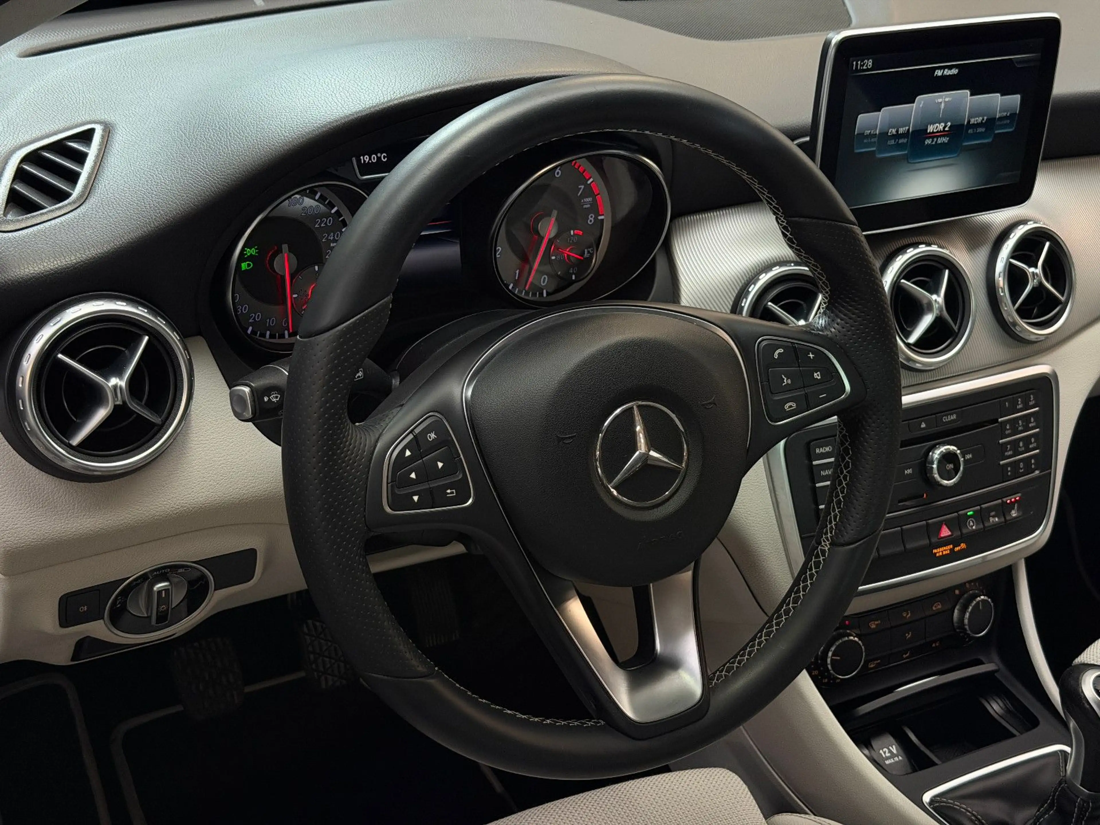 Mercedes-Benz GLA 200 Urban/Pano/BiXen/Tot/Navi/Parkass/Assis+ — photo 13