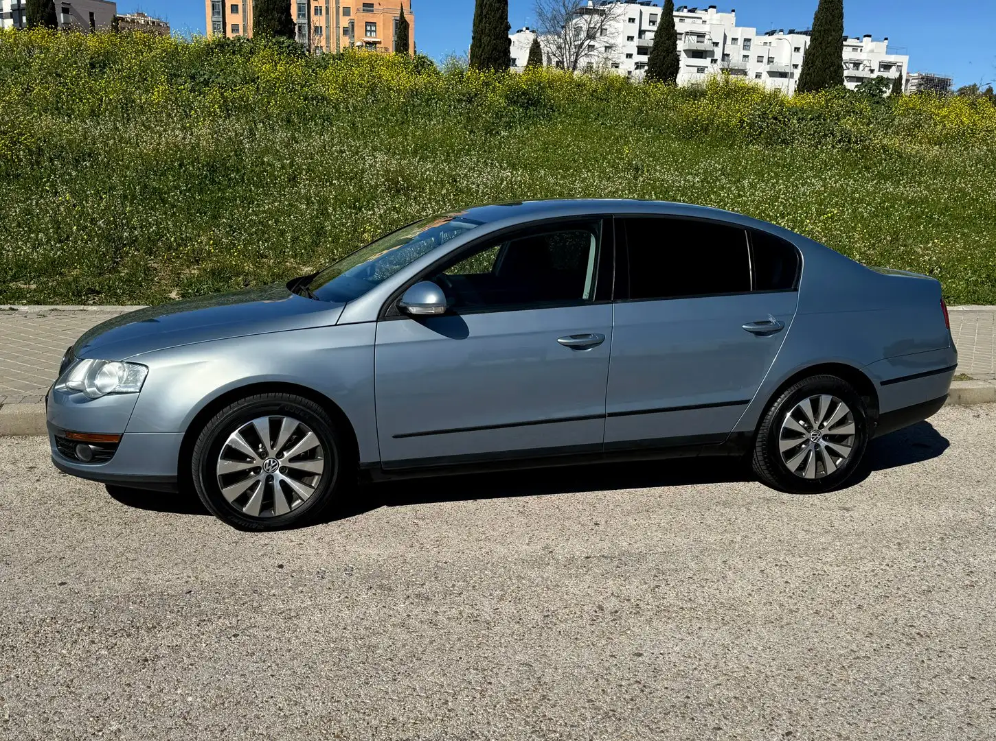 Volkswagen Passat 2.0TDI CR Edition Plus 110 Azul - 2