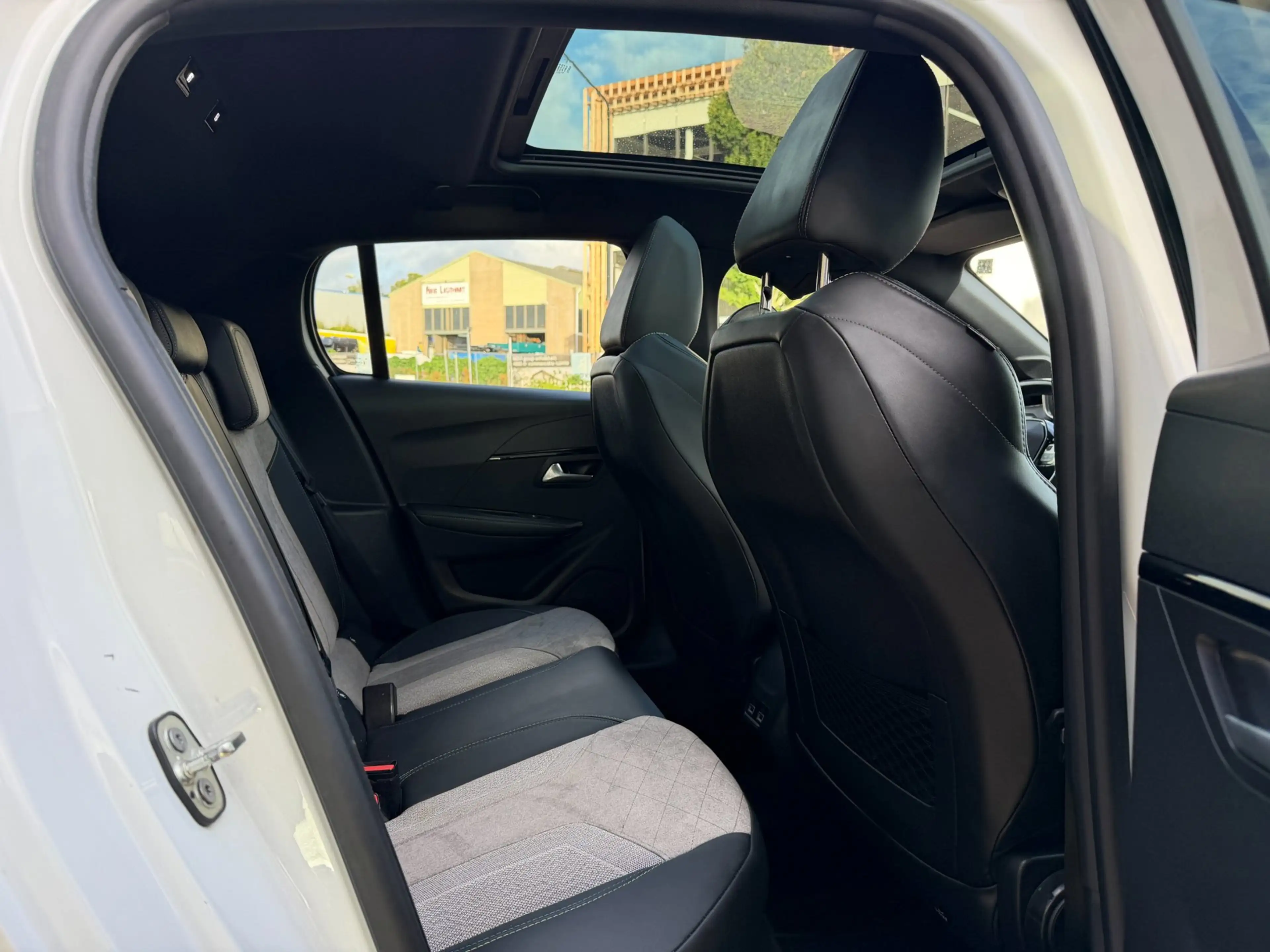 Peugeot e-208 EV GT 350 50 kWh Clima|Cruise|NAVI|CAM|PANORAMA — photo 10