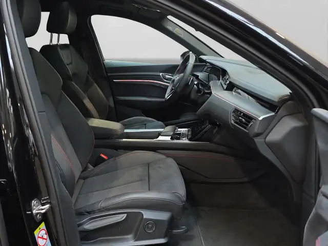 Audi Q8 E-Tron view 4
