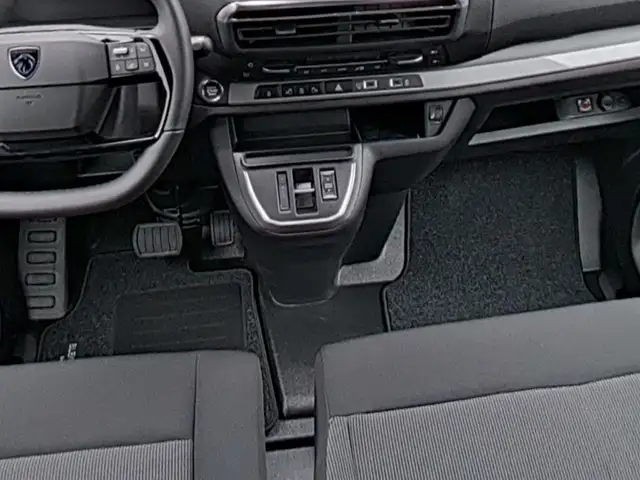 Peugeot Traveller view 14