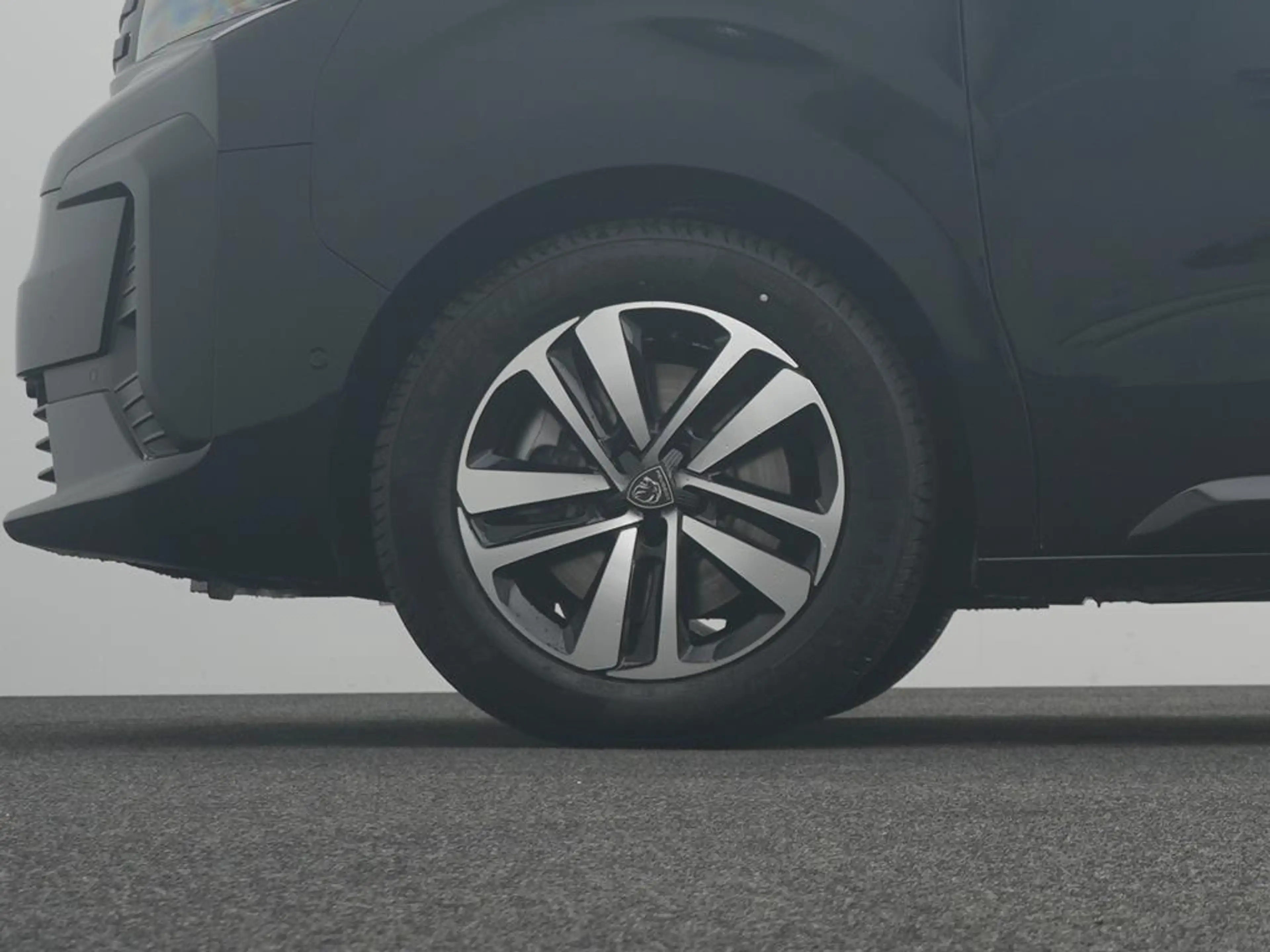 Peugeot Traveller Active L2 BlueHDi 180 EAT8 — photo 10